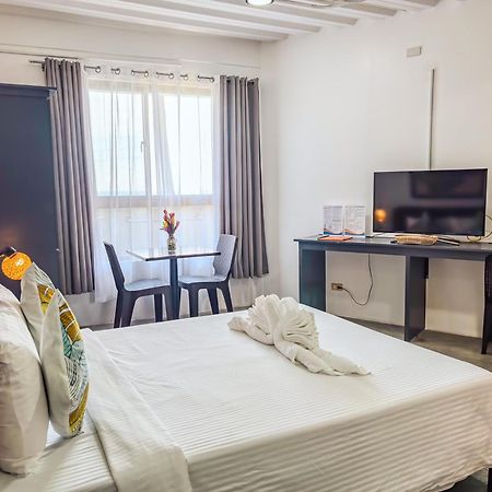 Av Suites Puerto Galera Luaran gambar